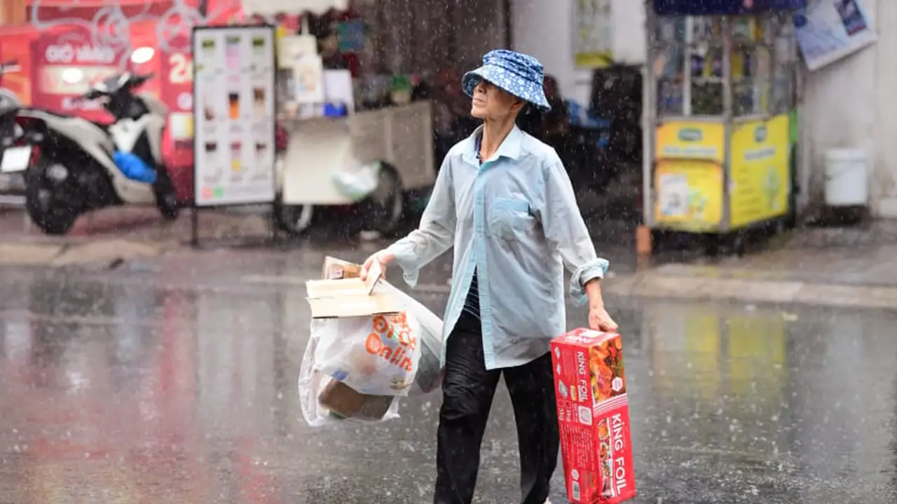 تباين جوي مرتقب بين ضباب شمال فيتنام وموجة حر تضرب مناطق الجنوب